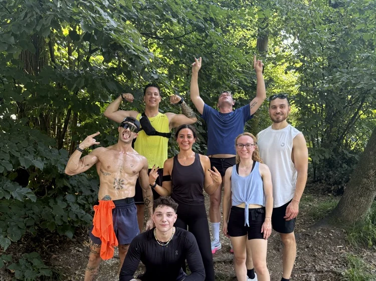 Foto di gruppo del Riven Run Club nel prato